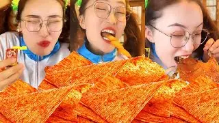 還記得童年的小賣舖嗎？大辣片香辣過癮，小當家乾脆麵咬下去酥脆掉渣#小賣鋪老闆娘#搞笑劇情#童年小賣部#童年回憶#懷舊零食