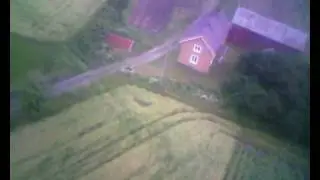 Bl&aring;m&aring;s med liten dobbeldekker og kamera.
