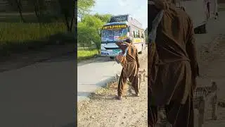 &laquo;Я обманул водителя автобуса! 😂🤣 Он подумал, что я пассажир, но я утащил койку! 🚌&raquo;