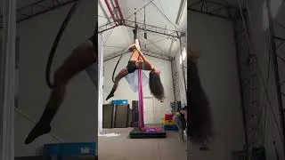 Воздушная акробатика на кольце-лире с вращением #aerial #aerialist #lyra #hoop #spin #trick #lyra...