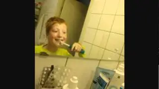 Toothie Frutti Strawberry Toothpaste reclame