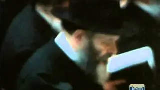 הרבי עומד חזן ביום השנה ה-15 של הרבי הריי