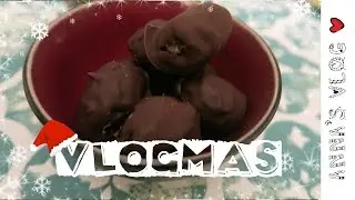 VLOGMAS DAY 6: VEGAN SNICKERS RECIPE