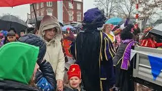 Zwarte Pieten vieren feest in Oosterwolde.