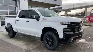 Обзор белого Chevrolet Silverado 1500 LT Trail Boss 2021 года &mdash; GSL GM City &mdash; Калгари