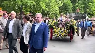 Dolly Parton at Dollywood parade!! Riding in Carriage