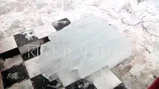 Глыба льда рухнула на пятерых детей, которые шли в музей