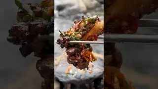 Daging sapi bakar di atas batu 🤤 #shorts
