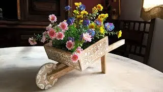 Carrinho de Mão FEITO de Caixa de Papelão com Flores