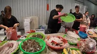 UNBELIEVABLE ENERGY! Is This the Funniest Way to Buy Fish Witness the Intense and Hilarious Seafood