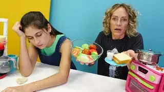 Oyuncak Kafe. Ayşe yanlış sipariş hazılıyor! Yemek yapma oyunu. &Ccedil;ocuk videosu