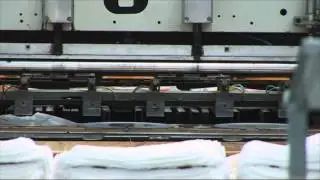 Il ragazzo che governa le macchine della plastica