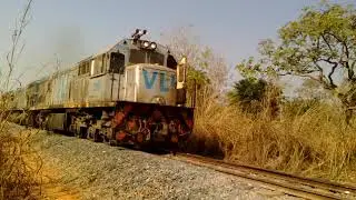 Trem X461, duplex de U20C com vag&otilde;es tanque TCD vazios, sentido ETL.
