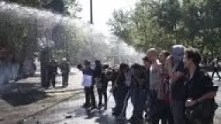 Clashes in Chile despite fare hike cancellation
