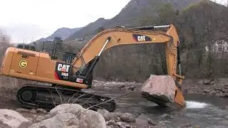 Due escavatori ibridi 336E H Caterpillar lavorano a VIpiteno