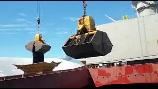 clamshell bucket motor diesel- hydraulic grab unloading bulk carrier ship