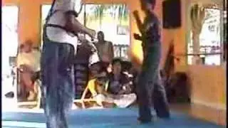 Eric Moreno Jr practica boxeo patada chitre