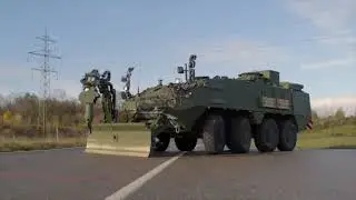 Veicolo per zappatori carristi Piranha IV equipaggiato nella configurazione con braccio prensile