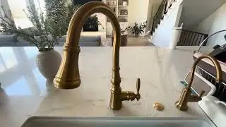 Обзор кухонного смесителя Moen Weymouth Brushed Gold Traditional Shepherd's Hook с выдвижной ручкой