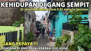 KEHIDUPAN DI GANG SEMPIT Di KALIBATA UTARA II DI JALAN GANG PEPAYA JAKARTA SELATAN