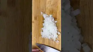 C&oacute;mo cortar la cebolla en cuadritos f&aacute;cilmente | T&eacute;cnica Brunoise r&aacute;pida y perfecta #shorts #viral