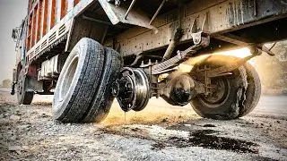 Pakistani Mechanics Doing Manual Rescue on Highway | Truck Breakdown Scene