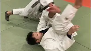 腹固めロール(リバースオモプラッタ) Haragatame-role(reverse omoplata)