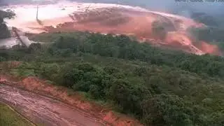 Momento em que transborda a barragem de Nova Lima - imagem melhorada
