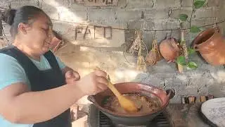 Mi mamá Guisando para Ustedes Costilla de Puerco con Chile de Tomate Qué tal Quedo 