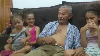 Papai com as netas: Alice, Bruna e Camila