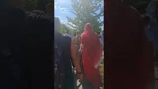 Indradyumna Maharajot k&iacute;s&eacute;rj&uuml;k k&ouml;z&ouml;sen Krisna-v&ouml;lgyben az avat&aacute;s helysz&iacute;n&eacute;re