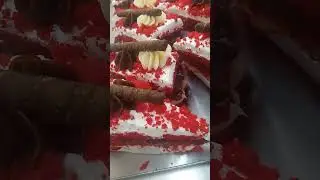 Fatia red velt com recheio de leite condensado e chocolate