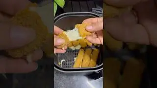 Mozzarella cheese sticks recipe in air fryer #trendingshorts #viralshort  #airfryerrecipes #foodie ￼