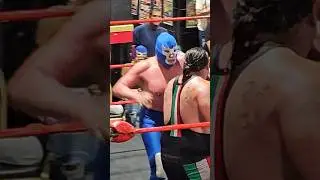 Blue Demon Jr throws vicious right hands #luchalibre