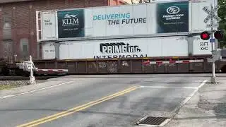 East bound ns unit 2725 sd70m2 ns unit 4291  intermodal train in sinking spring today