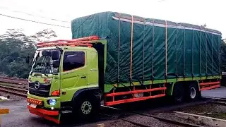ANGKUTAN DARAT INDONESIA !! Mobil Truk, Mobil Kontainer, Mobil BBM melintas di rel kereta api