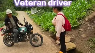 #Extreme sports#Motorcycle#Veteran driver来看看这位老司机任何安全的帮美女送回家。