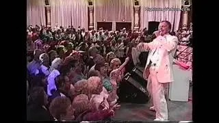 Jan Lewan sings 