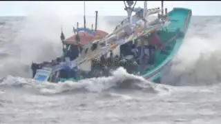 KAPALBOAT TEKAT MELAUT OMBAK ANGIN BARAT 19 JAN 2026 SENIN SORE DI#beach 