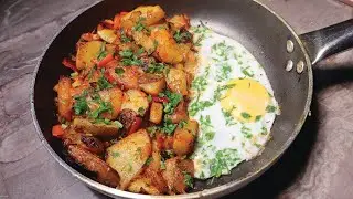 🍳🥔🌶️ Rise and shine to this DELICIOUS Potato and Red Pepper Hash with a PERFECT Fried Egg!