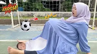 GAWAT!! KONTRAKSI GARA2 LONCAT DARI GAWANG SEPAK BOLA 🥅 ⚽️ Melahirkan Sendiri