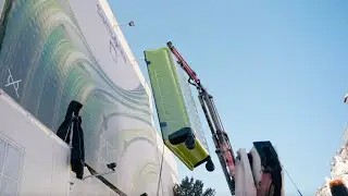 Montage des XXL Samsonite Koffers am Kleinen Haus der Kunst in Wien