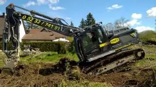 Wurzelstock entfernen mit dem Bagger