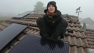 samodzielna instalacja PV, mocowanie szyn do haków i montaż paneli - dachówka