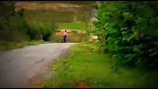 marcos inpinando moto