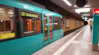 VGF U-Bahn Typ U5 25 Einfahrt Frankfurt S&uuml;dbahnhof Wartegleis Fr