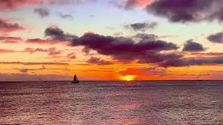 The first sunset of the New Year over the Pacific in Honolulu 🌴 🌅