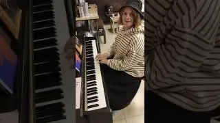 Cool girl ,it's a play on piano)))🤠