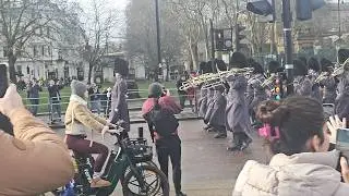 Движение мотоциклов было остановлено на время королевского представления.