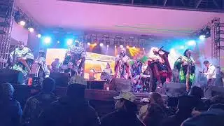 Mar&iacute;a con los Askis 
